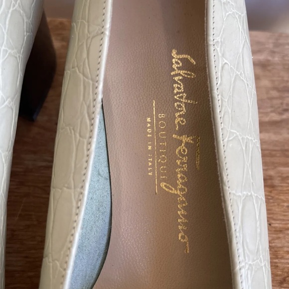 SALVATORE FERRAGAMO Lt Sage Green Crocodile Leather Vara Bow Heels 9B Worn Once! - Picture 8 of 12